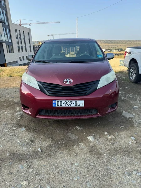 Toyota Sienna 2013 — car rental Georgia